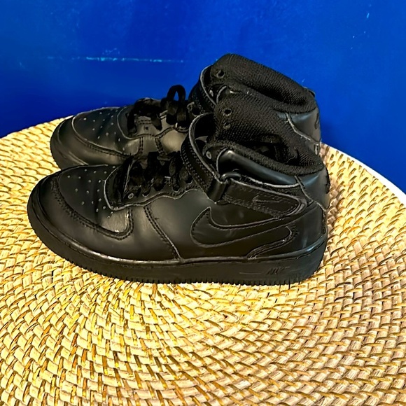 Boys NIKE AIR FORCE 1 Mid Triple Black Sneaker 314195-004 Size 13 - Picture 2 of 6